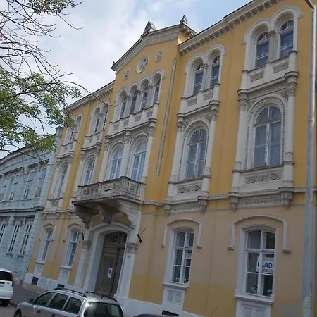 شقة Voeroesmarty Ter Székesfehérvár